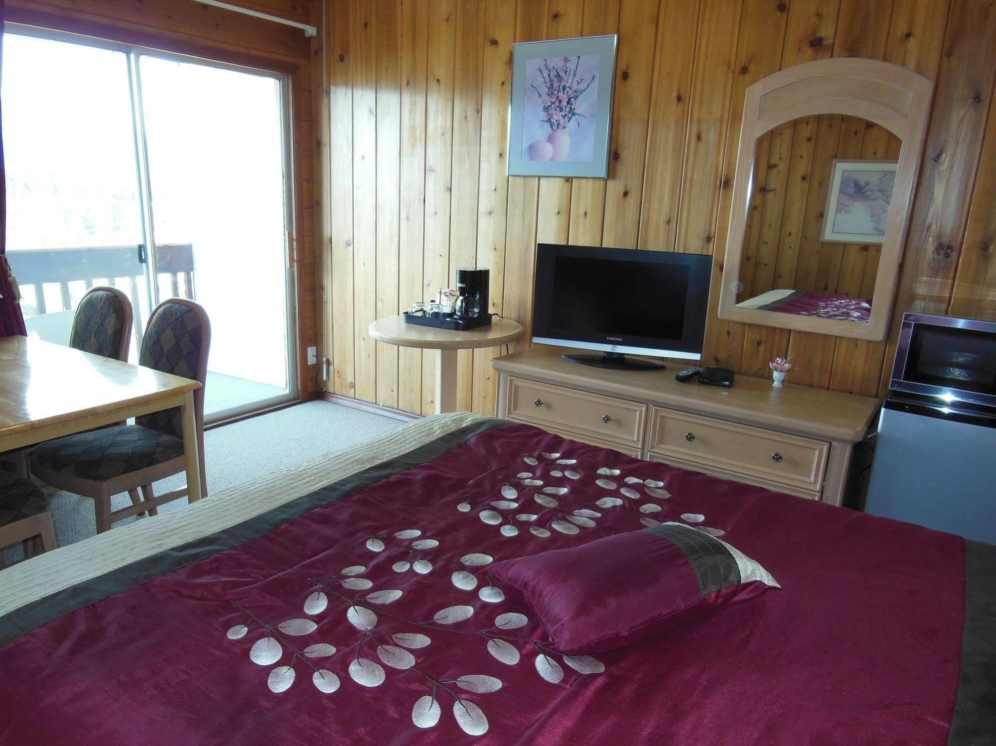 Motel Bo Radium Radium Hot Springs Buitenkant foto